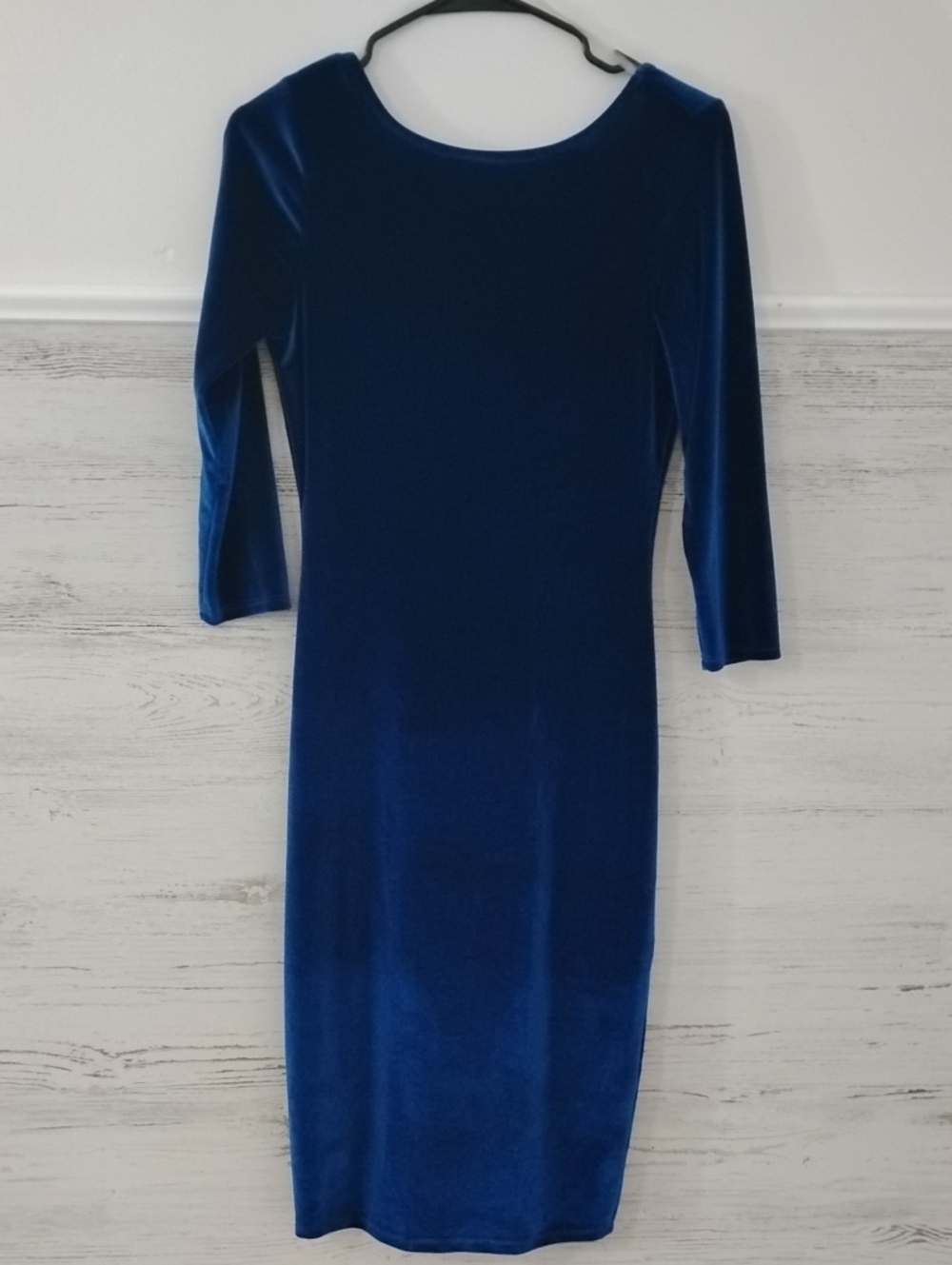 Sleek Velvet Midi Dress with Three-Quarter Sleeves - Blue